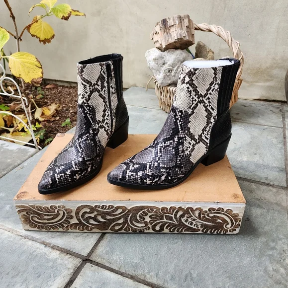 Edgy Chiv DV Dolce Vita Snake Embossed Booties - Picture 4 of 11